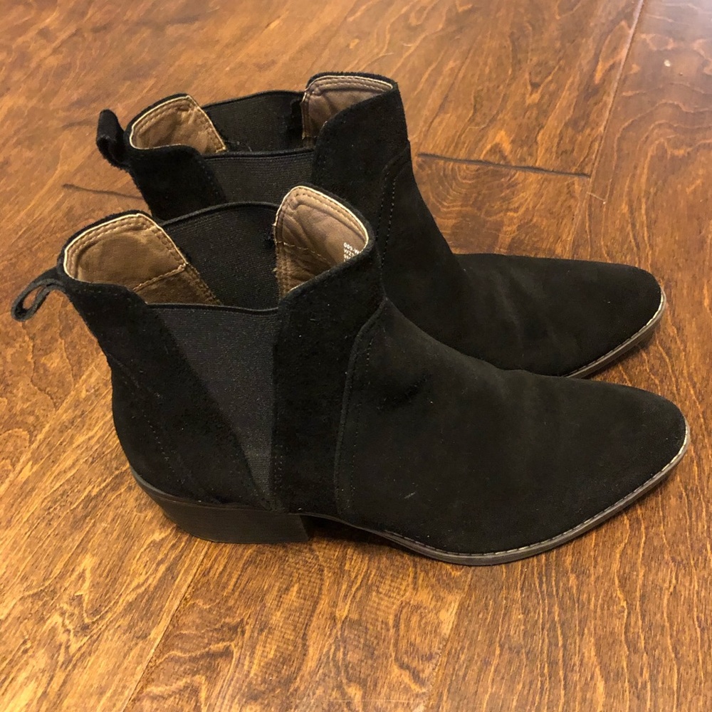 White Mountain black suede booties size 9